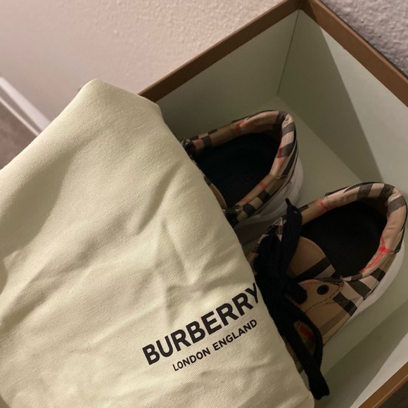 Euro 38.5 W used Vintage check,
Lace-up and Velcro tab Burberry
Made in Italy - Picture 3 of 3